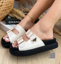 Sandalias de doble hebilla con detalle triangular en color Blanco