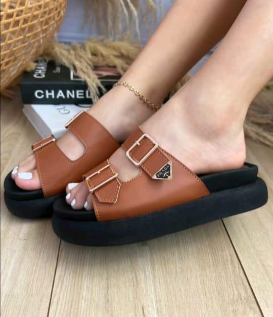 Sandalias de doble hebilla con detalle triangular en color Camel