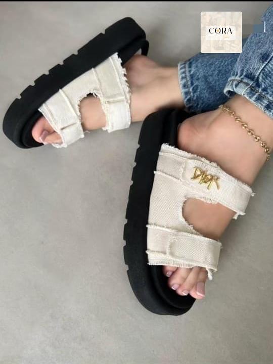 Sandalias de doble hebilla con emblema dorado en color Blanco