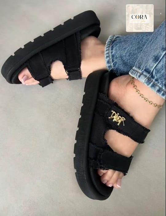 Sandalias de doble hebilla con emblema dorado en color Negro