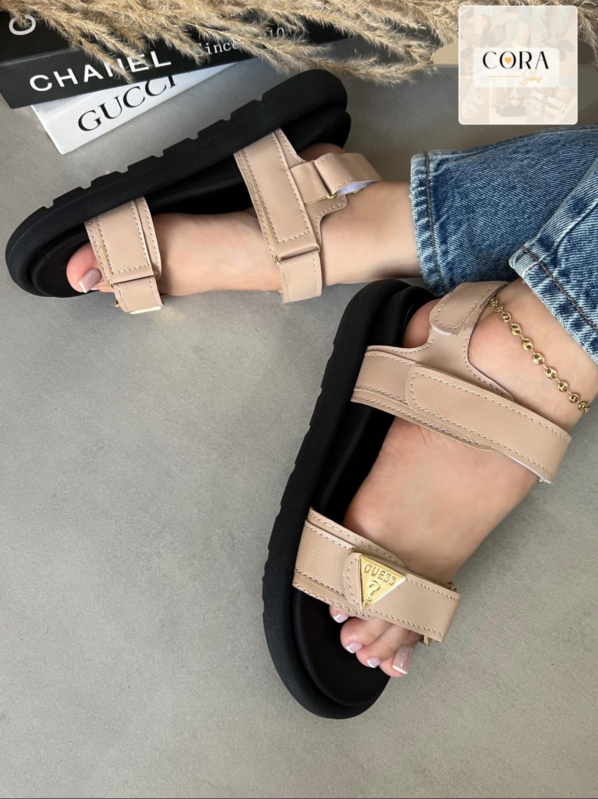 Sandalias de doble correa con detalle triangular en color Beige