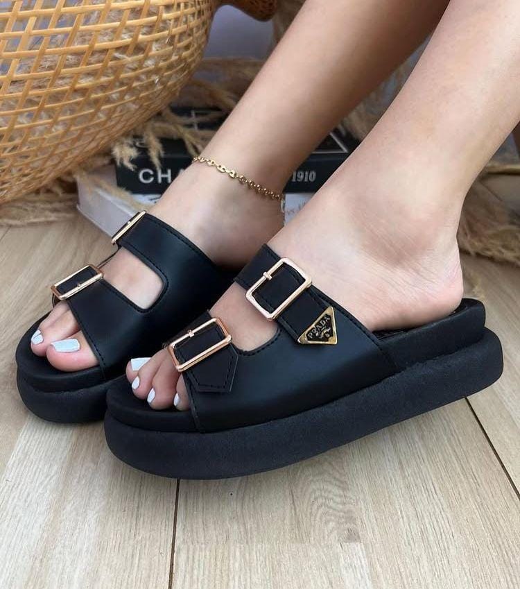 Sandalias de doble hebilla con detalle triangular en color Negro