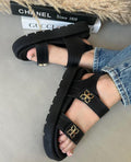 Sandalias de doble correa con detalle dorado en color Negro
