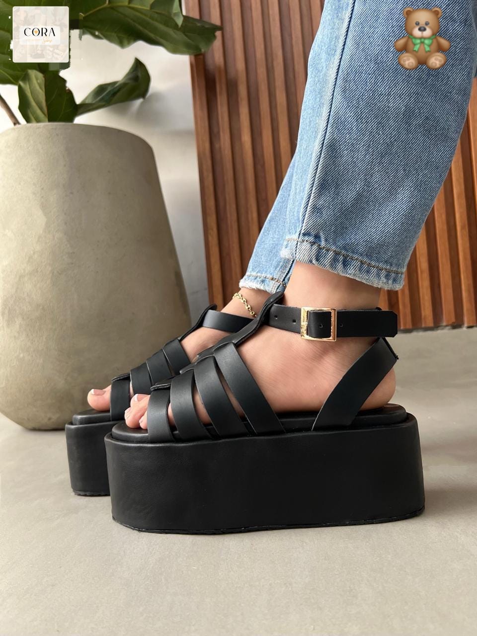 Sandalias de plataforma con pulsera en color Negro