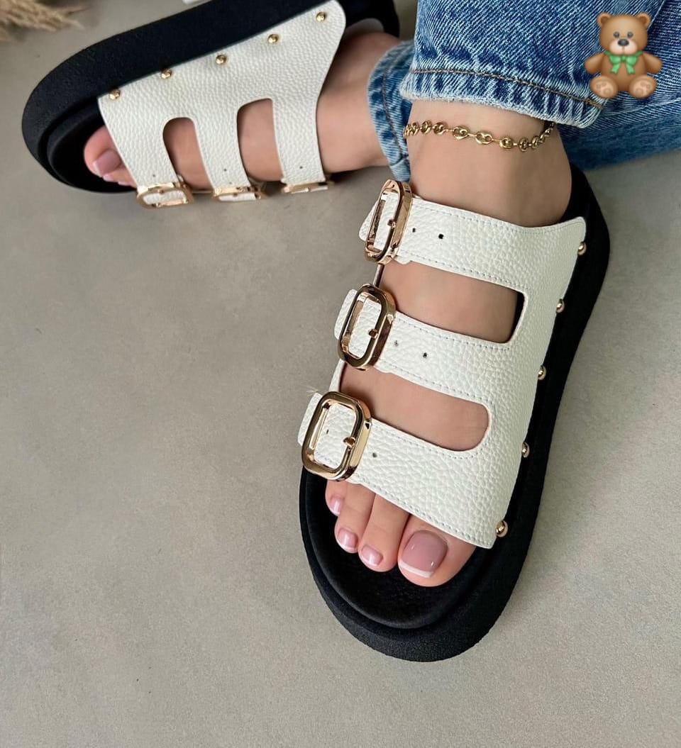 Sandalias de tres hebillas con taches en color Blanco