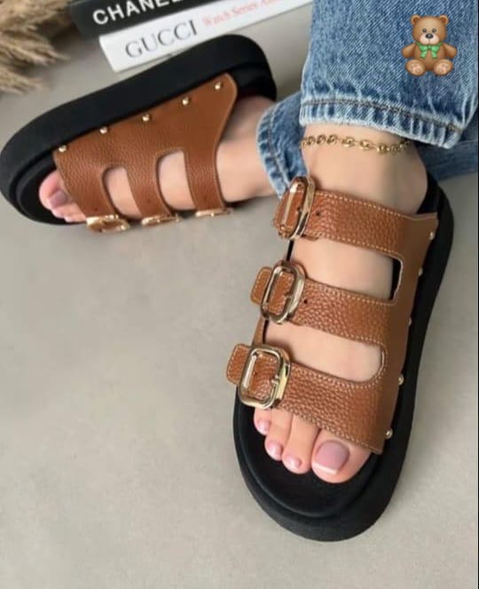 Sandalias de tres hebillas con taches en color Camel