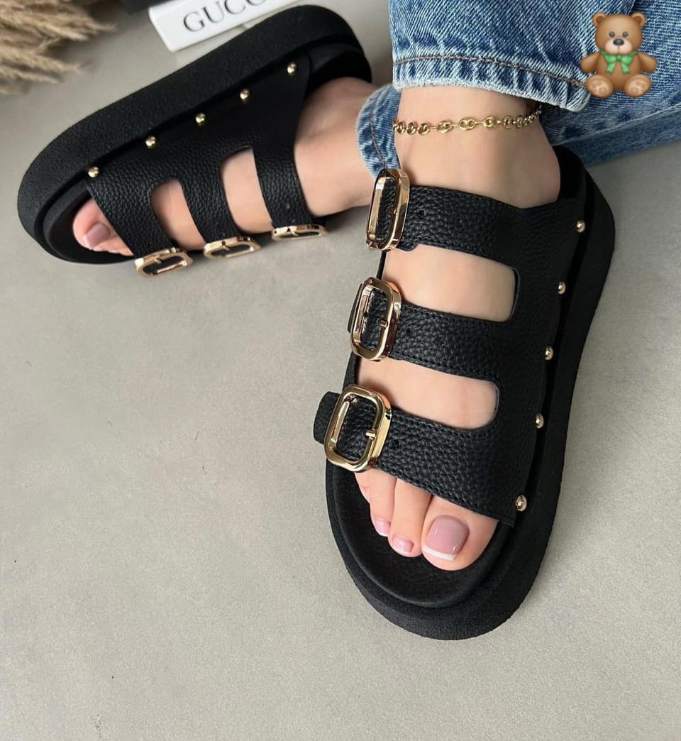 Sandalias de tres hebillas con taches en color Negro