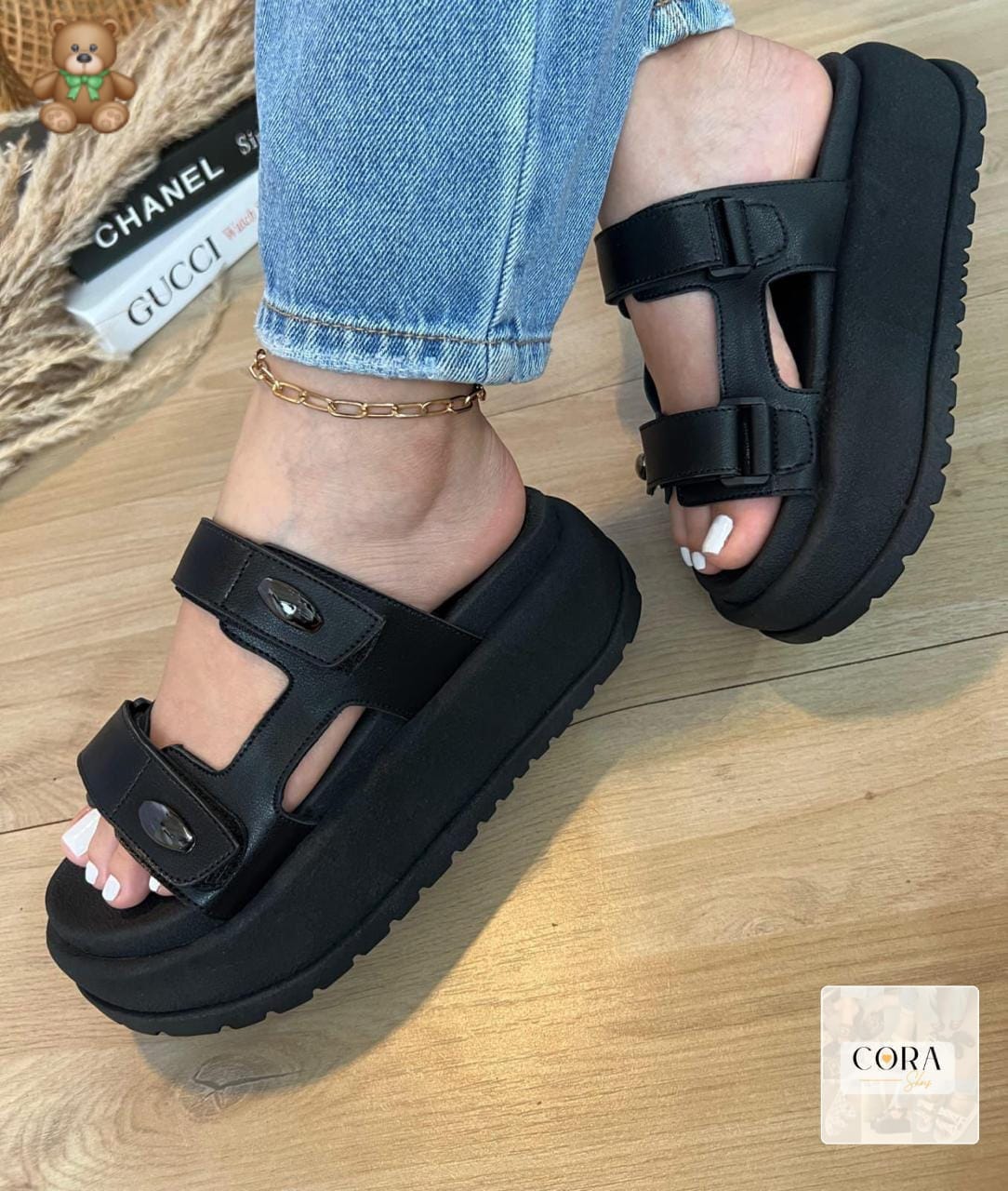Sandalias de doble correa con aplique ovalado en color Negro