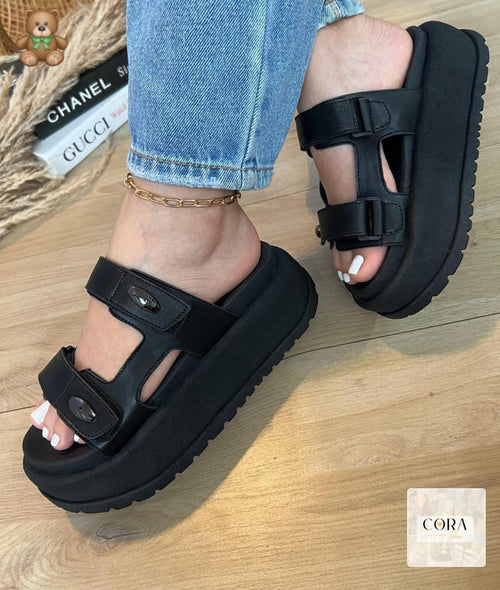 Sandalias de doble correa con aplique ovalado en color Negro