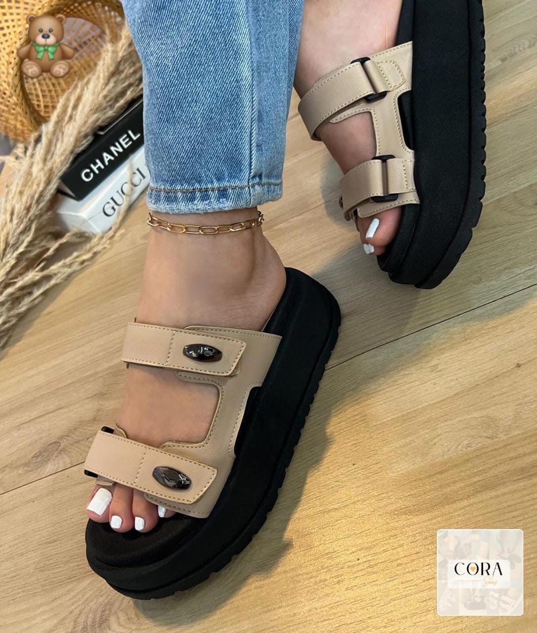 Sandalias de doble correa con aplique ovalado en color Beige
