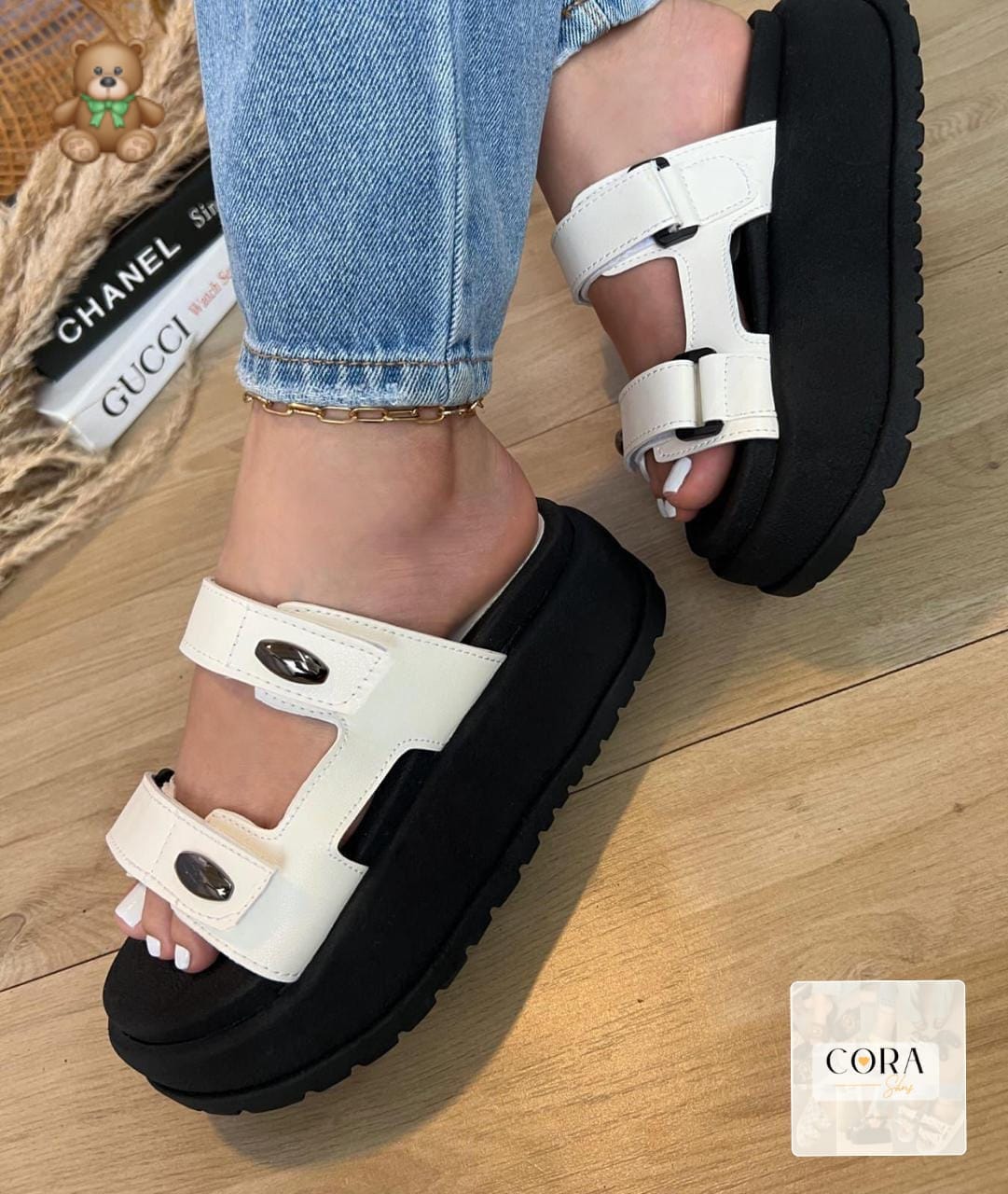 Sandalias de doble correa con aplique ovalado en color Blanco