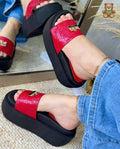 Sandalias de plataforma con textura y aplique en color Rojo