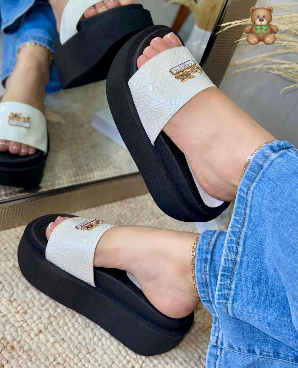 Sandalias de plataforma con textura y aplique en color Blanco