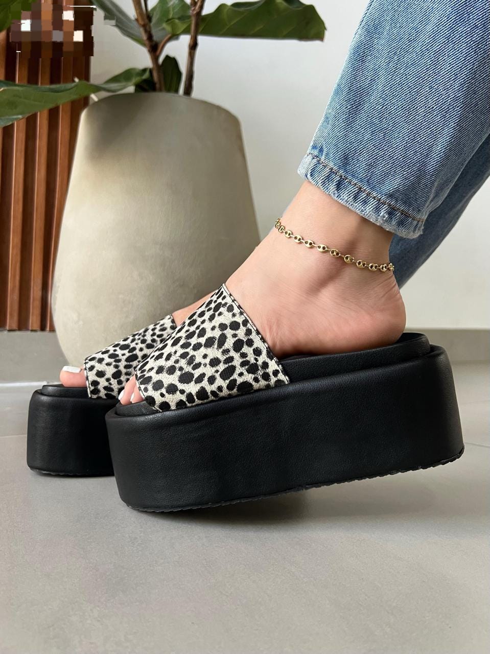 Sandalias de plataforma con tira ancha en color Animal print