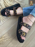 Sandalias de doble hebilla con estampado de cuadros en color Café a cuadros