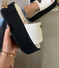 Sandalias de tira ancha con detalle triangular en color Blanco