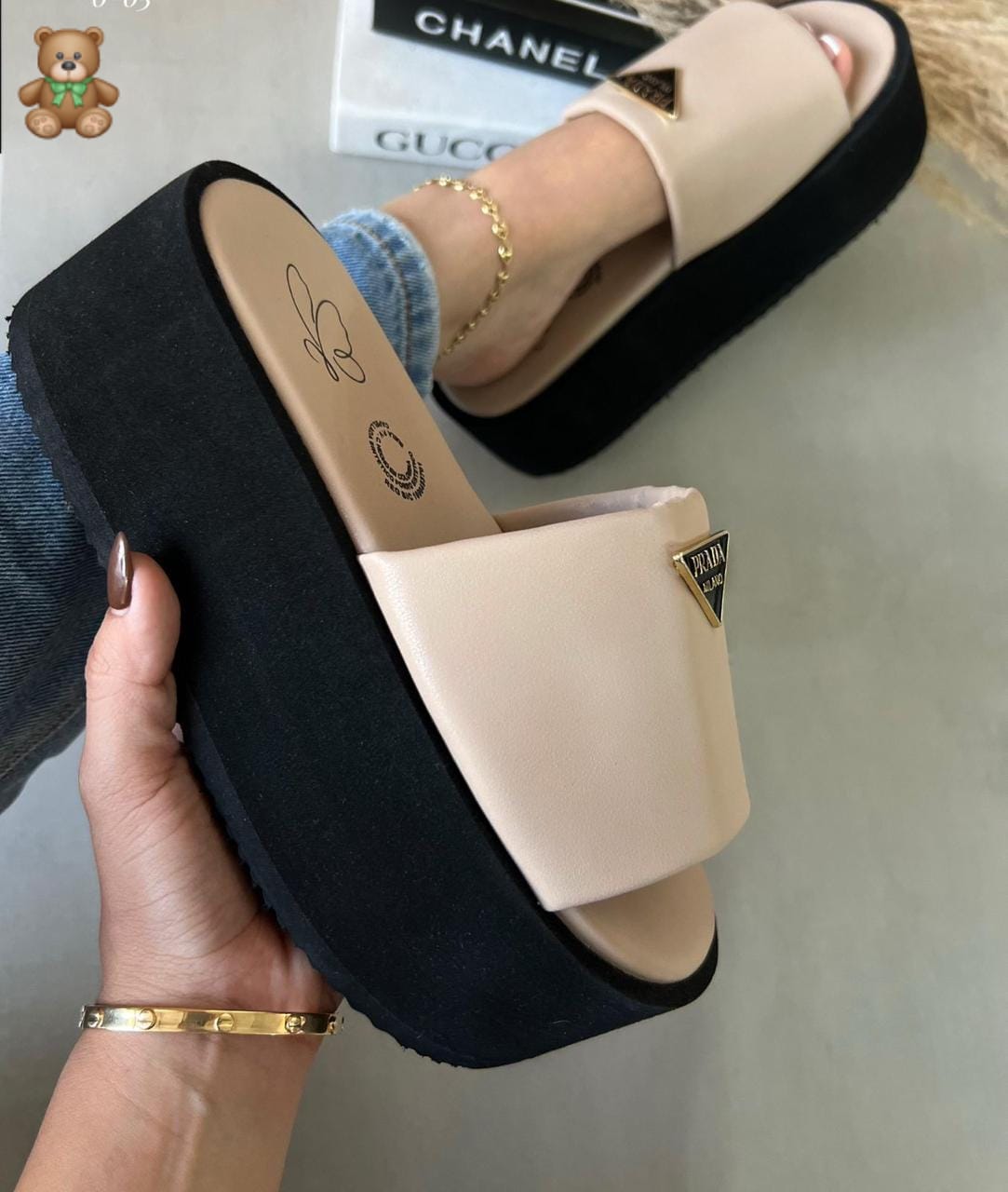 Sandalias de tira ancha con detalle triangular en color Beige
